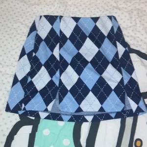 Blå kjol - En jättefin kjol med blått mönster på!☺️☀️ Passar jättebra nu intill sommaren 🌸