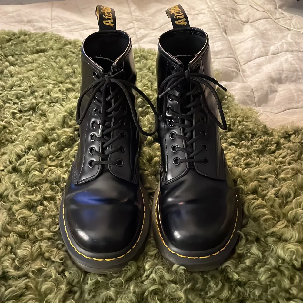 Svarta oerhört snygga läder Doctor Martens i storlek 39. Säljer eftersom jag inte har använt dem mycket alls. Modell: 1460 Airwair Bouncing SOLES. De har inga märken eller skador förutom plasttoppen i slutet av en utav skosnörena. Nypris: 1800kr Utgångspris: 1000kr + halva frakten men går att förhandla💞. Skor.