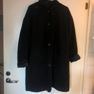 Monki vår/höst kappa 36 - Jättefin kappa som passar bra till vår och höst. Kommer från monki och är i gott skick! 30% ull.