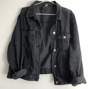 Jeansjacka sommar grå - Jeansjacka från H&m i mörk mörk grå. Använd men i fint skick. Perfekt till sommaren. 