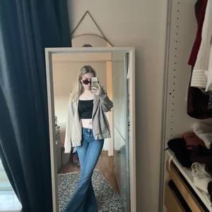 Beige ziphoodie - Beige oversized ziphoodie/munkjacka från h&m. Väldigt snygg modell och färg. 