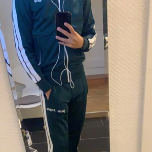 Palm angels set  - Säljer ett grönt Palm angels set (byxa & tröja), köpt från Farfetch. Byxorna har en slitning på rumpan men det är inget som syns när man har dem på sig. Köpt båda för 6500. Har både kvitto och tags från plaggen. Hör av er om fler bilder eller frågor 