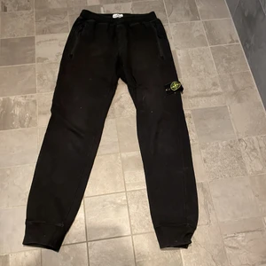 Stone island mjukisbyxor - Detta är ett par mjukis byxor från stone island som kostade nya 1500. De ör använda fåtalgånger och ör i fint skick. Jag kommer sälja dessa för 700 kr exklusive frakt de är junior storlek.