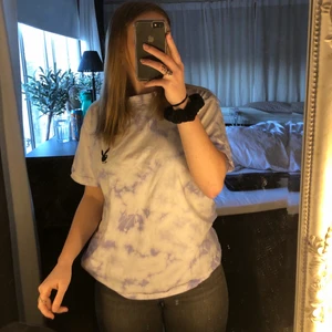 Playboy t-shirt - Lila/vit Playboy t-stirt som tyvärr inte kommer till användning, trycket har lossnat lite som ni ser på sista bilden men tycker själv inte de syns så mycket💓