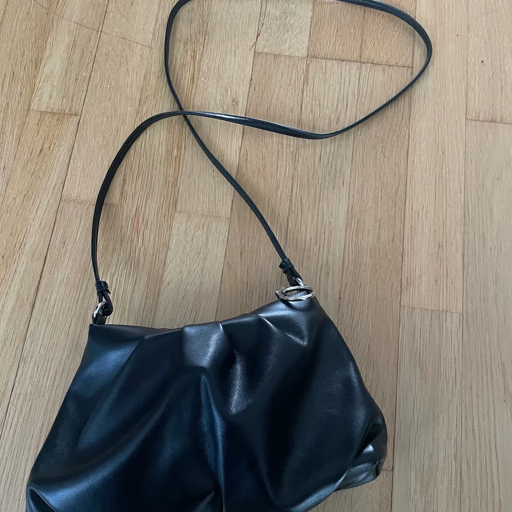 En fin svart axelremsväska. Använd ett fåtal gånger därav i bra skick. Köpt från Espriti (Zalando) för 500kr. Höjd: 16cm, Längd: 28cm.. Väskor.