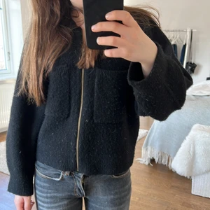 Super söt tröja!  - Söt stickad tröja köpt här på Plick! Säljer då jag inte får användning av den. SÄLJER ENDAST VID BRA BUD nypris ca 700kr