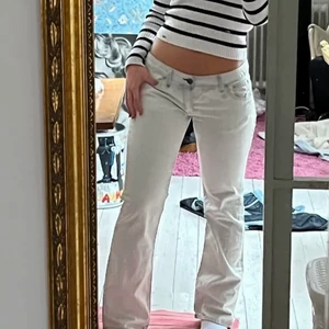 Lågmidjade vita jeans🤍 - Intressekoll på dessa otroligt fina jeans som ej kommer till användning pga av att dom är förstora (lånade bilder) 💞💞