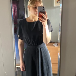 Aftonklänning  - Marinblå klänning i fint material. Passar vid högtider och mycket annat. Strävt tyg och fin passform. Klänningen är i storlek 40 och är normal i storleken. Plagget är i mycket gott skick och använd endast 1 gång. Säljs pga för stor och ingen användning längre.