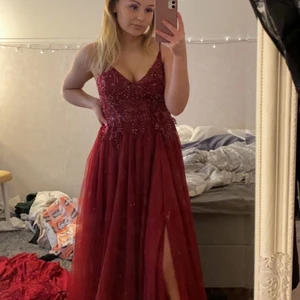 Balklänning  - Säljer min balklänning som är använd en gång storlek s/36 finns fler bilder för den som är intresserad!