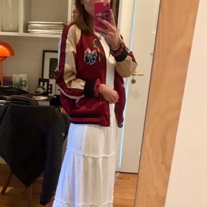 Bomberjacka - Jättesnygg satin bomberjacka från ett franskt märke, storlek saknas men den sitter som en xs/s. Möts i nacka/Stockholm, annars tillkommer frakt 💕