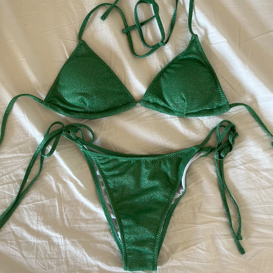 Glittrig grön bikini