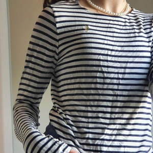 HOLLY &WHYTE BY LINDEX - En tunn randig tröja, från HOLLY &WHYTE. Använd rätt så många gånger. Jätte skön, perfect till våren!💙Det är ett litet slitet hål på tröjan vid ärmöppningen,men det är inget som syns på långt håll! Den är väldigt fin. Den är rätt så lång(går över höften) 💙✨️ lite större än vad man tror,ungefär S. (Löparen står för frakten, börja byda från 69:-  )                                                                   Ord.pris 149 kr