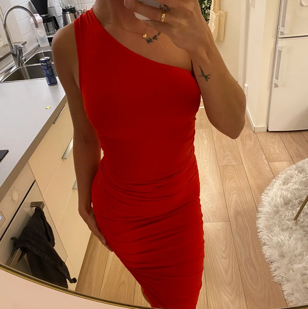 Jätte fin röd klänning i storlek XS, väldigt stretchig i materialet passar mig som vanligtvis är S/M passar även XS . Klänningar.