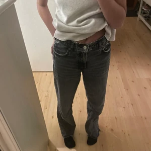 Mid rise jeans strlk 34 (stor i storlek) - Supersnygga gråa slitna jeans ifrån zara❤️‍🔥 de är en storlek 34 men skulle säga att den passar 36 också