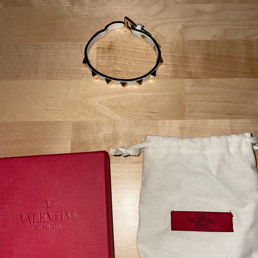Vitt Valentino armband skick: 7/10. Accessoarer.