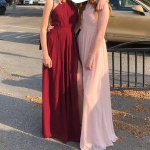 Balklänning - Säljer min superfina balklänning (den till höger), endast använd en gång på min bal så den är som ny. Köpt för 1200 kr, vet tyvärr inte butiken då den köptes i New York! Storlek 0 = XS/32 men den passar mig som är en 34. 