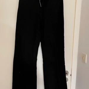 Jeans strl S/36 - Svarta jeans med vida ben, från shein. Endast testade, strl. S/36. Kan fraktas om så önskas, köparen står för frakten 
