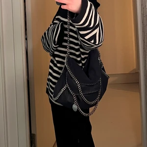 Stella McCartney väska  - INTRESSEKOLL på min marinblå falabella Stella väska. Den är använd, köptes för drygt ett år sedan. Väskan är i bra skick, lite av den silvriga färgen är borta på de korta kedjorna men inget man tänker på. Har kvar dustbag, vilket man får med! ☺️☺️☺️