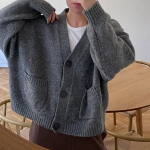 Stickad kofta  - Superfin kofta! Använd men max 10 gånger, lite noppig men också lite ”fluffigt” material så ingenting som stör! 