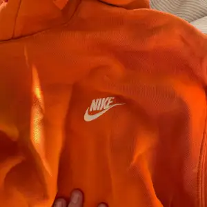Nike hoodie som knappt är använd och väldigt ny, as cool färg👌🏽