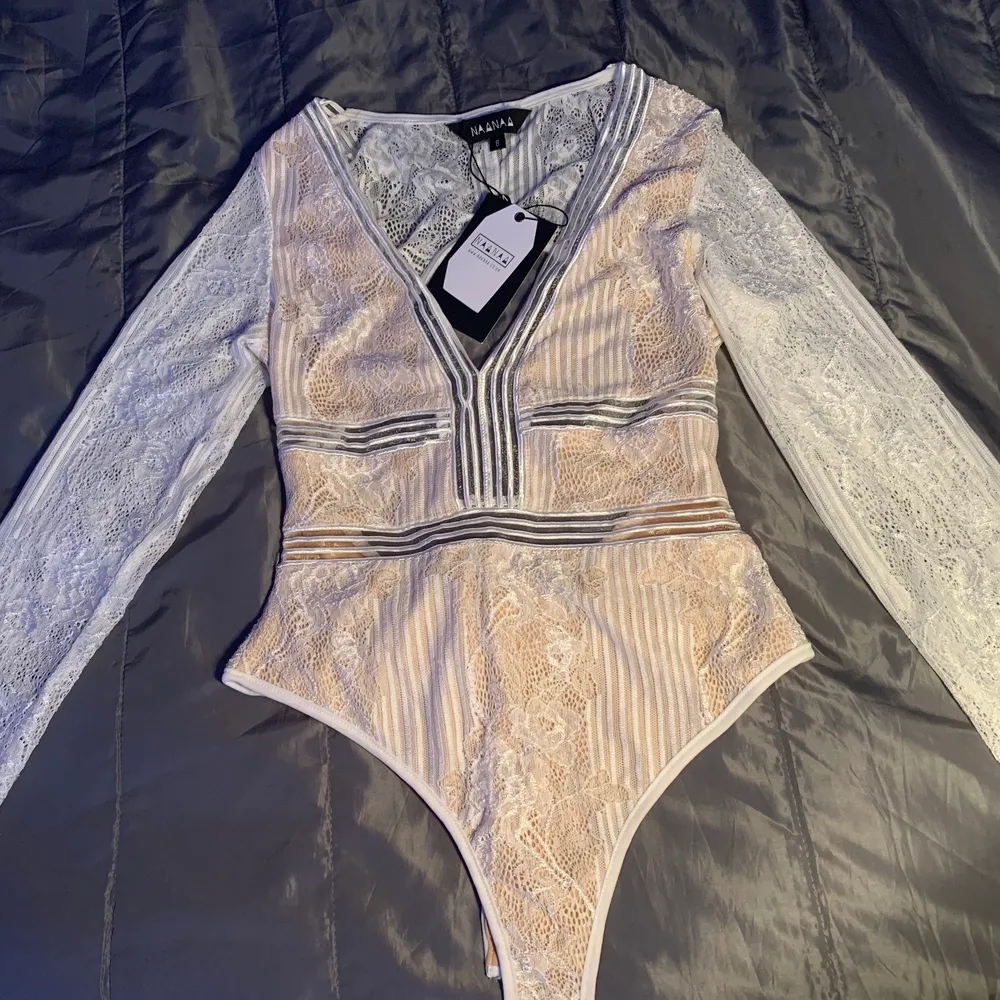 Lace bodysuit som är öppen i ryggen från märket NaaNaa men som är köpt på madlady!. Toppar.