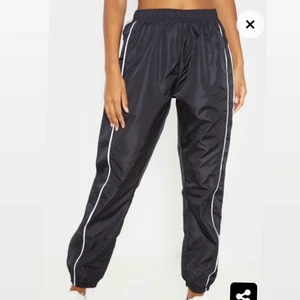 Trackpants  - Svarta trackpants från prettylittlething