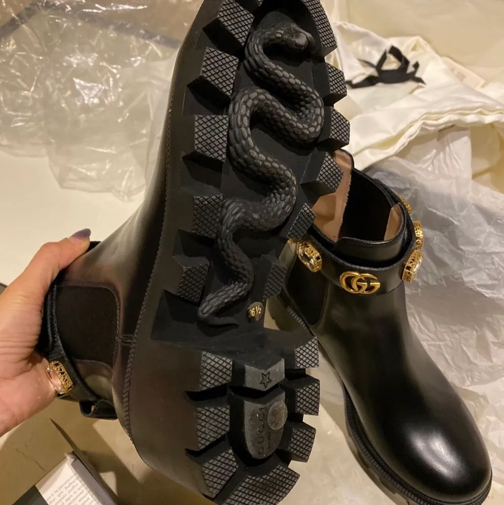 Säljer min Gucci boots , fick den som present! Väldigt bra skick! Vänliga i storleken! Med följare med allt på bilden! Flera bilder finns om man intresserad! OBC: Svarar bara seriösa köpare! . Väskor.