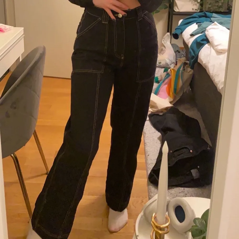 Svarta byxor med tydlig söm, coola byxor, använt endast en gång, från weekday och orginalpriset ligger på 600 kr. Jag är 163 cm lång och jag tycker de är bra i längden. Jeans & Byxor.