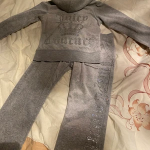 Juciy couture  - Säljer denna fina plagg pågrund av att den är liten på mig dom är helt nya har dom fortfarande i prislapp men pris kan diskuteras. 