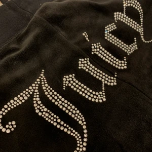 Juicy Coutoure Byxorna  - supersöta juicy couture byxorna med rhinestones som står ”Juicy” 🥰 i perfekt stick, änvand 2 gånger. frakt ingår ej ❤️‍🔥