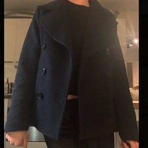 Blå kappa  - Den mest perfekta blåa kappan , Köparen står för frakt , den är ifrån h&m storlek 36/S , många intresserade så budgivning är startad , buda från 250kr , bud nu : 350kr plus frakt köp dirket för 400kr plus frakt 