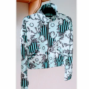 Ny Bomberjacka, Boohoo  - Mönstrad bomberjacka med fickor och dragkedja från Boohoo i storlek S/M. Oanvänd.