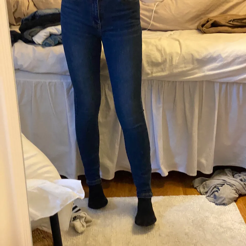 Dem är böjbara, mjuka, har as bra kvalitet. Har slutat använda skinny jeans för jag gillar inte hur min kropp ser ut❤️ priset kan sänkas. Jeans & Byxor.