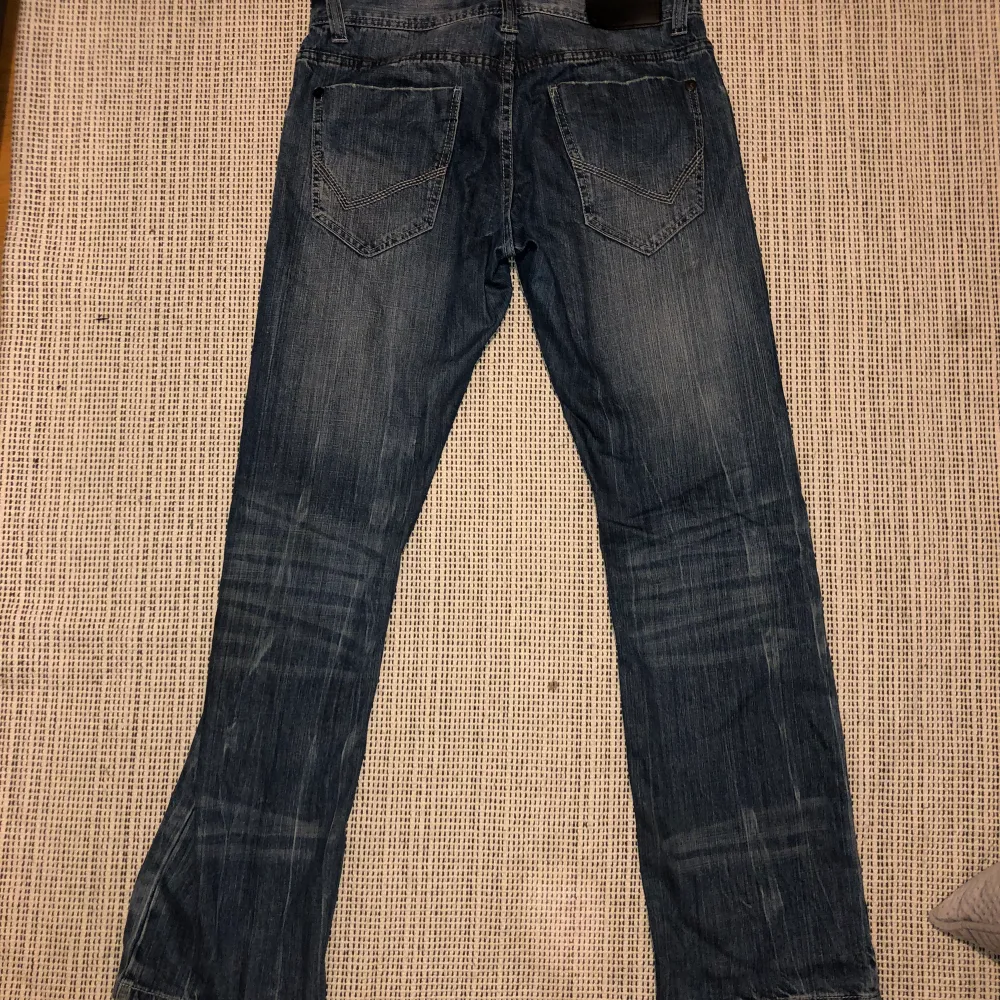 Ett par Frank Q low rise jeans med jättenajs tvätt på benen. Jeans & Byxor.