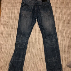 FRANK Q LOWRISE JEANS - Ett par Frank Q low rise jeans med jättenajs tvätt på benen