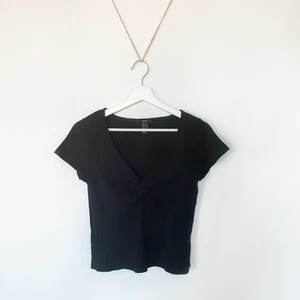 Svart tee - Tunt stickad svart tee från forever 21, endast använd en gång på semester.   Den är lite mer på kortare sidan men inte kort cropped för jag köpte en storlek större än vad jag brukar ha. Borde passa för dig som även har M. Går att styla ner och upp beroende på vad man har under!