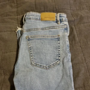 Gina tricot storlek 152 - Säljer ett par jeans från gina tricot. Dom är i storlek 152. Dom är även lite utsvängda där nere!