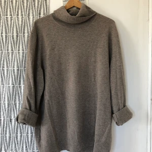 Tunnare ulltröja från Arket - Världens skönaste ulltröja. Lite tunnare så funkar väldigt bra även på sommaren. Har ett litet hål vid högra bröstet. Vi delar på fraktkostnaden. Är L och funkar för xs-xl:)