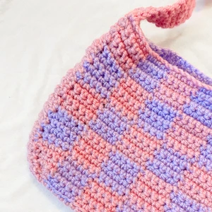 Virkad baguetteväska💕 - Så söt virkad baguetteväska😍 Passar perfekt när man vill ha med det viktigaste utan att släpa runt på en stor väska😇 Jag gör den helt efter dina önskemål, har många olika färger och kan göra flera olika mönster💚 På insidan är två flikar som gör att allt inte trillar ut när man sätter ner väskan✨ Bara skicka om du är intresserad eller har fler frågor! Oftast är de färdiga att skickas inom en vecka🧸