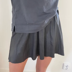 Zara läder kjol  - Säljer min svarta skinn kjol från zara. Perfekt till vardags som till festligare sammanhang❤️❗️