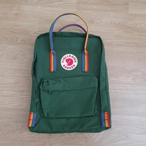 Fjällräven kånken - En grön fjällräven kånken ryggsäck med regnbågsdetaljer. Ryggsäcken är endast använd ett par timmar och jag upptäckte att den inte var för mig. Därför i nästan helt nytt skick. Vill ni ha fler bilder eller undrar något är det bara till att skriva. Betalning via swish. 