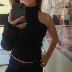 Zara topp - En svart topp från zara använd endast en gång, annars helt ny, köpt för 369kr och mitt pris ör 300kr, skriv för mer information!!💗