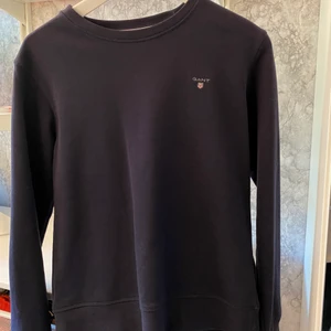 Gant sweatshirt  - Fin Gant sweatshirt   Stl 176 (xs)  Köpt för 500kr, säljer för 100kr  Katt finns i hemmet!  Kan hämtas i Norra Åbyggeby (Gävle)eller fraktas emot fraktkostnad på 57kr. Endast swish!