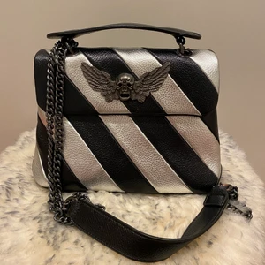 Max Jenny! Väska svart och silver  - Jag säljer min Max Jenny väska i nyskick som är slutsold och ut sortimentet! Endast använd ett fåtal gånger. Vid intresse går det att få fler bilder på väskan där man kan se passform mm🙃 orginalpris 2400 kr