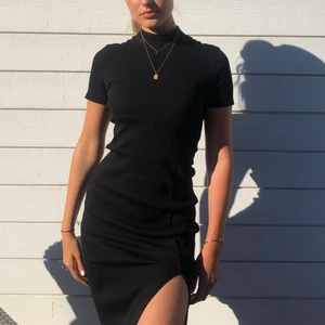 Zara klänning - Superfin ribbad klänning med en slit som är från zara. Klänningen går precis nedanför mina knän (177 cm lång). Storleken är M men passar dig som är S också. Super skön och stretchig. Bra skick!