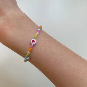 Pärlarmband - Jättegulligt pärlarmband🌸 armbandet är 17cm+4cm men går självklart att pnska egen längd. Frakt: 13kr men vid köp av 3 armband så bjuder jag på frakten😁