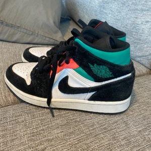 jordans - säljer nu mina äkta jordans för dom inte kom till användning. Dom är använda men inga slitningar, det går att tvätta dom så dom blir rena. Priset går att ändra på om man vill. Köpta för 2700kr