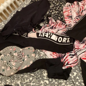 Massa fina plagg gör barn. - Fina kläder i storlek från 7 år till 11 år kläderna är använda typ 3 gånger.