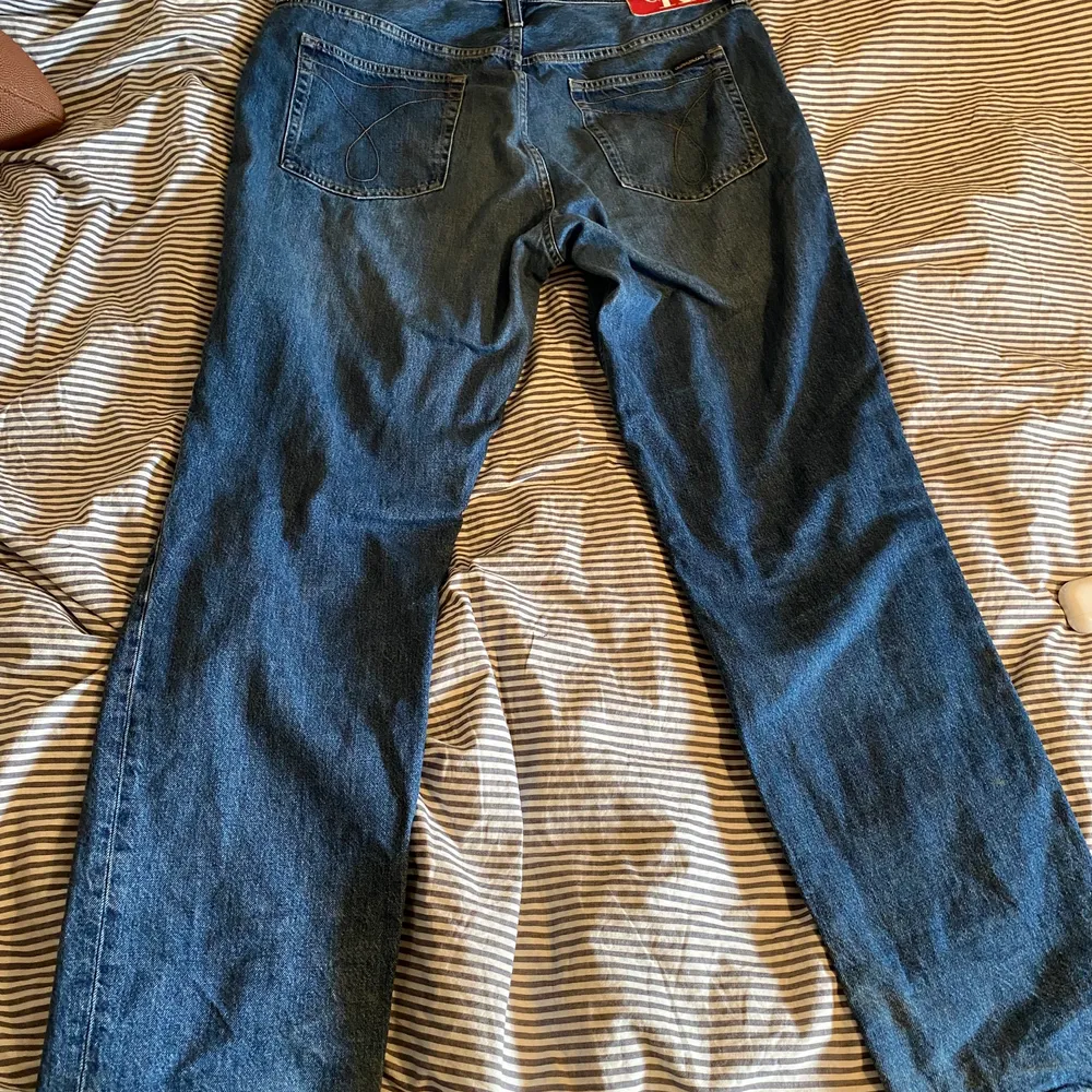 Ett par baggy Calvin Klein jeans köpta 2019 använda ett fåtal gånger storlek 36/32. Jeans & Byxor.