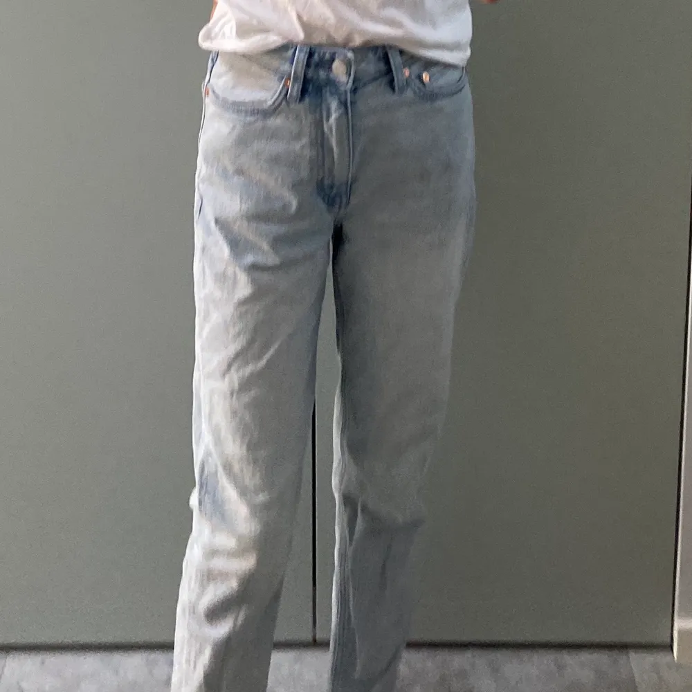 Ljusblåa momjeans från weekday🤩 Så himla snygga, speciellt till sommaren! De är i modellen Mika, storlek W 25 L 28🤍 De är lite tajta i midjan så skulle säga att de är som en W 24 istället. De är slutsålda online och i butik! Köpta för 500. Farkut & Housut.